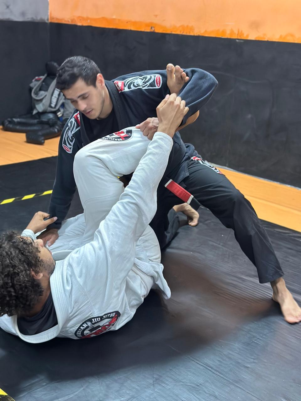 Professor demonstrando técnica de guarda no Jiu-Jitsu