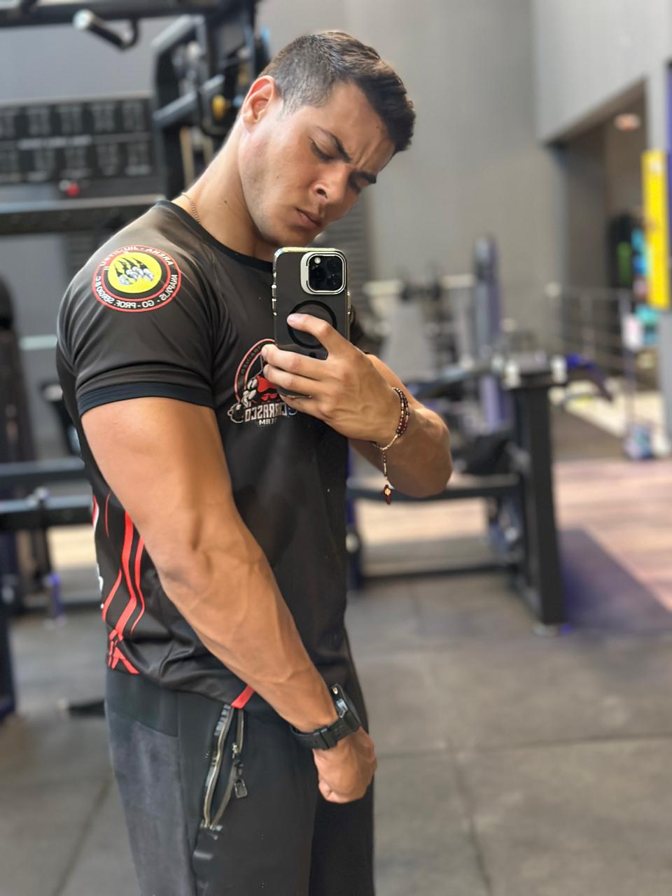 Professor durante treino de musculação na academia